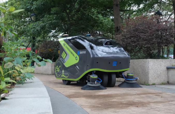 星空电竞环境5G环卫机器人亮相2021中国创新创业成果交易会